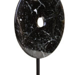 ROMEO Small Round Sculpture – black marble disc with natural veining on black metal stand, modern decorative accent.