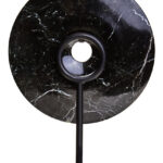 ROMEO Small Round Sculpture – black marble disc with natural veining on black metal stand, modern decorative accent.