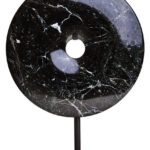 ROMEO Small Round Sculpture – black marble disc with natural veining on black metal stand, modern decorative accent.