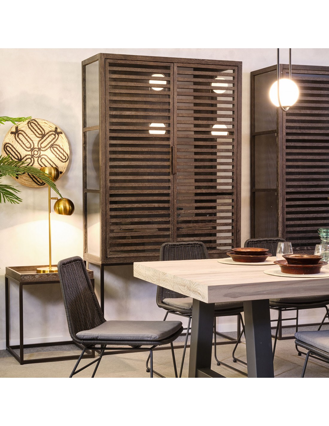 RAY Console Table – modern console with oak veneer top and sculptural stainless steel base.