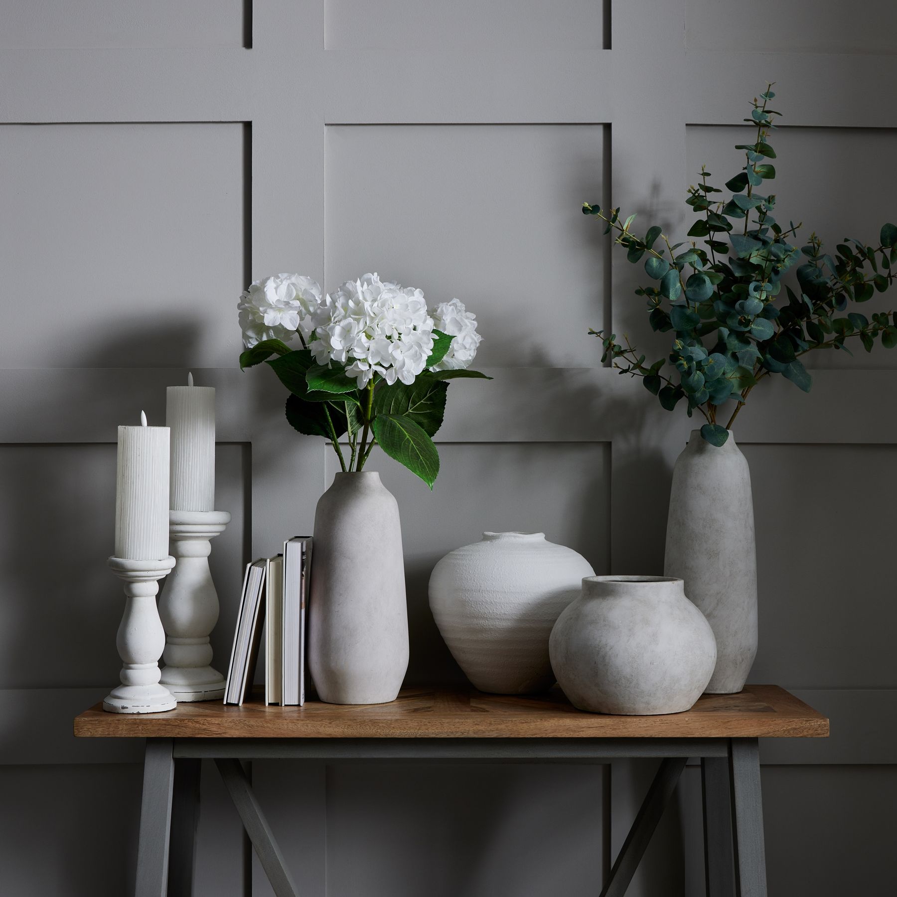 REGOLA Matt White Ceramic Vase – sleek matte white ceramic vase with soft curves and minimalist form, perfect for fresh or faux floral displays.