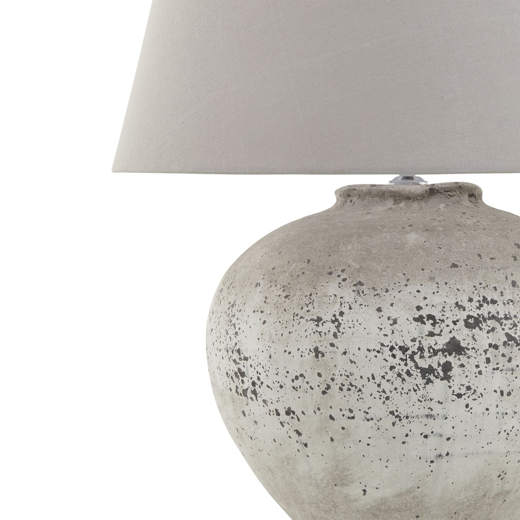 REGOLA Large Stone Ceramic Lamp – Handcrafted stone-effect ceramic lamp with light grey fabric shade, ideal for modern and rustic interiors.
