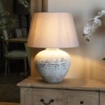REGOLA Large Stone Ceramic Lamp – Handcrafted stone-effect ceramic lamp with light grey fabric shade, ideal for modern and rustic interiors.